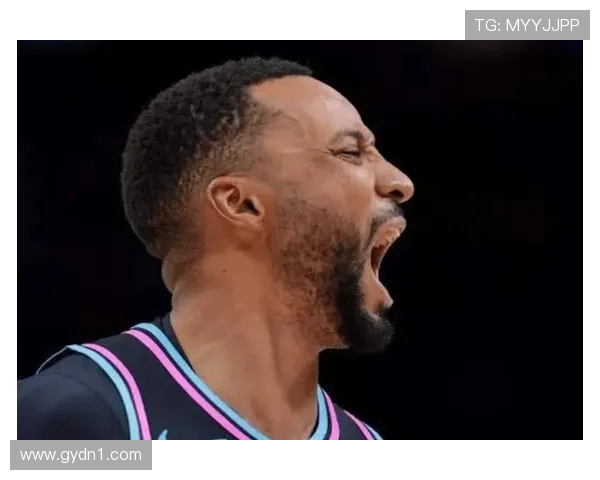 鲍威尔半场表现抢眼10中5斩获15分助攻防守全面展现实力